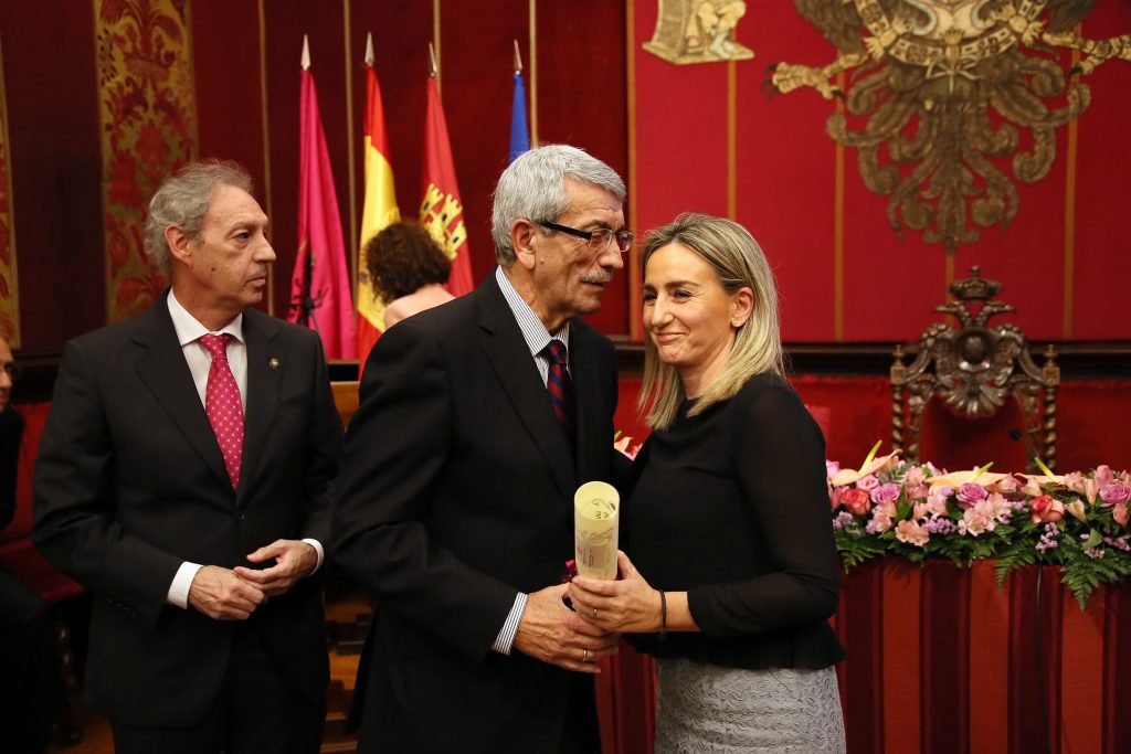 La alcaldesa entrega un diploma conmemorativo a Sánchez-Garrido. / EC