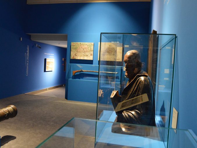En la imagen, una de las salas de 'Cervantes, poeta y soldado' en el Museo del Ejército. / JG