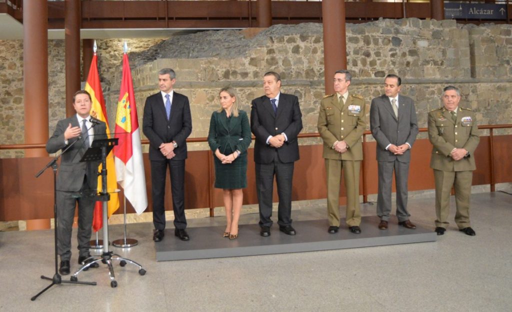 El presidente de Castilla-La Mancha se dirige al público de la inauguración en la sede del Museo del Ejército. / JG